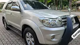 Toyota fortuner V 4 x 4 tahun 2010