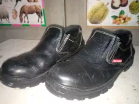 Sepatu safety bekas