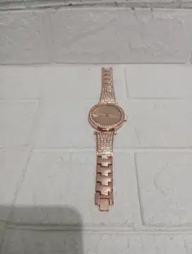 Di jual jam tangan wanita warna emas