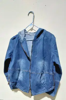 Jaket wanita bahan jeans warna biru.