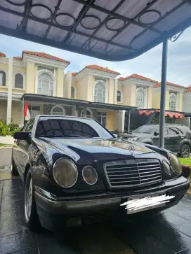 Mercedes Benz W210 Tahun 1997 E230 / AT