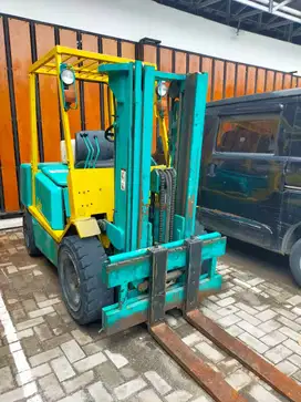 Forklip bekas bensin manual 2,5 ton siap pakai