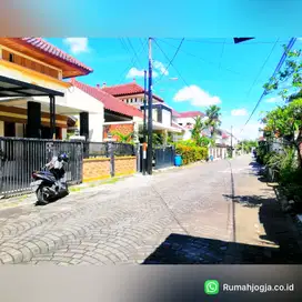 rumah dalam perumahan pinggir jalan raya tajem maguwoharjo