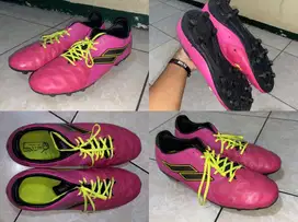 SEPATU BOLA MILLS TRITON SABRE FG MAGENTA SIZE 45