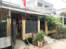 Di jual 1 rumah berbentuk kontrakan 2 pintu