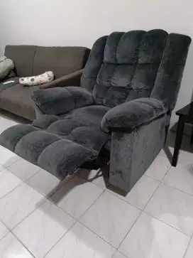 Sofa recliner bahan fabric buat santai bisa goyang Ashley Informa