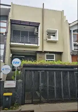 RUMAH MODERN SIAP HUNI BANGUNAN TERAWAT SPLIT LEVEL DI SETRA DUTA