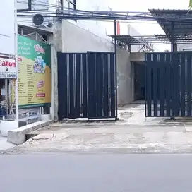 Rumah luas dan nyaman tepi jalan utama di Sukoharjo