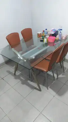 Meja makan kaca dengan kursi