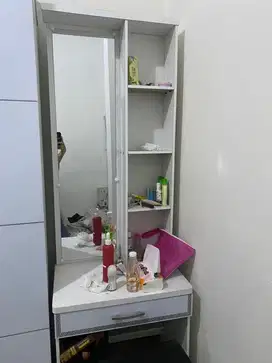 Meja rias dan bangku rias