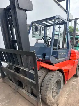 Forklift bekas murah toyota 5 ton tahun 1995