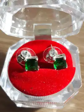 Anting batu permata hijau