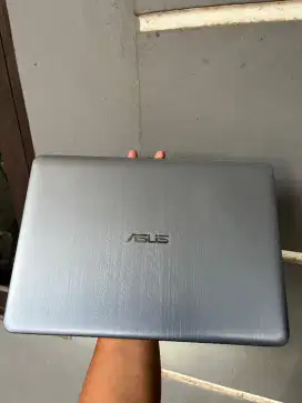 Laptop ASUS X441S layar lebar