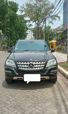 Dijual :Mercy ML350 4Matic 2011 Bensin, Black on black Nik 2011