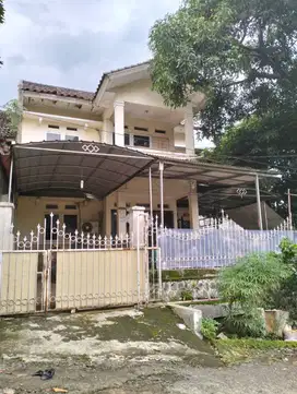 Rumah 2 lantai dengan taman luas plus gazebo