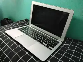 Macbook 11 inch 2014 ( mulus, mau jual cepat)