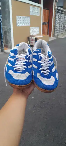 Jual  sepatu futsal warna biru gak bisa jauh-jauh