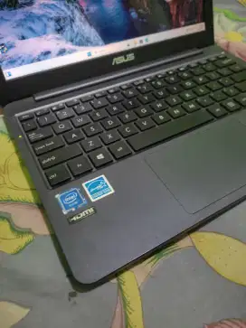 LAPTOP ASUS E203M SUDAH SSD ANTI LEMOT BATRE TAHAN 4 JAM