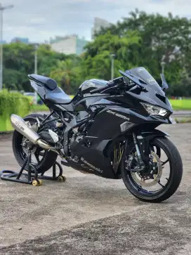 Kawasaki ZX25R Non ABS Black