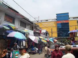 Pria-Pegawai Toko Grosir Sandal-Pasar Mester Jatinegara-Jakarta Timur