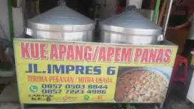 Penjaga kios Kue apem