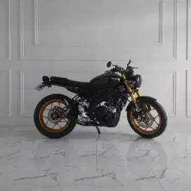 Yamaha XSR 155 Black Gold