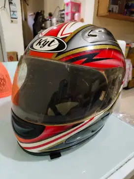 Helm KYT warna merah