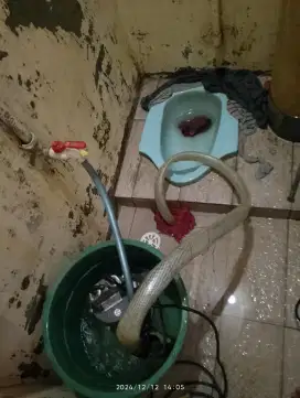 Pendorongan kamar mandi mampet