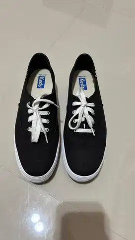 Sepatu Keds Warna Hitam Ori