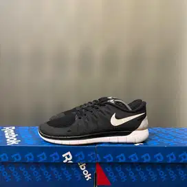 45 - Sepatu Lari Running Gym Nike Free 5.0 Black White Bekas Second