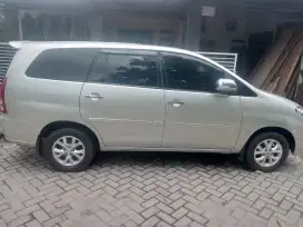 Kijang Innova v 2.0 at