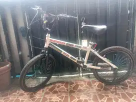 Sepeda BMX ukuran ban 20