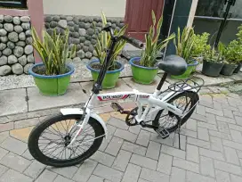 Sepeda lipat warna putih