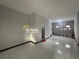 ANA RUMAH UK 4.5X17M JALAN 1 MOBIL DI JELAMBAR