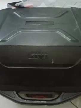 Box Givi E43 warna hitam