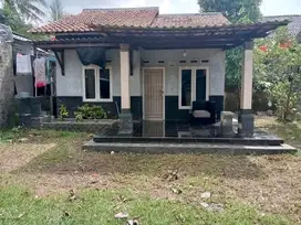 RUMAH STRATEGIS MURAH MEMILIKI HALAMAN RUMPUT YG INDAH DIPARUNG