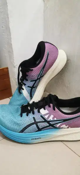 Sepatu lari asics magic speed ekiden 2