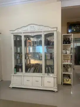 Rak buku atau rak display bekas