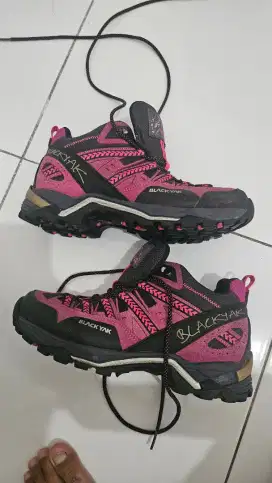 Sepatu trail outdoor blackyak