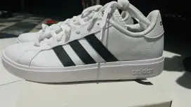 Sepatu Adidas uk 43