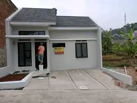 Di jual rumah siap huni di didlm komplek