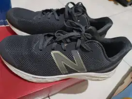 Sepatu lari merk new balance