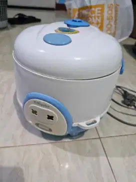 Mivako MCM606A Rice Cooker Mini / Magic Com 0.6 Liter