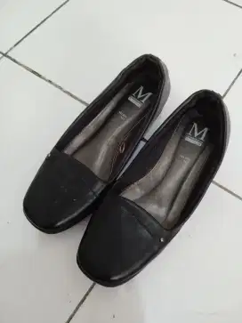 Sepatu pantofel wanita hitam by Modello