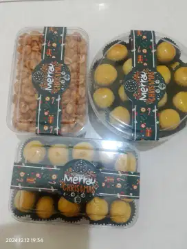 Kue nastar, kacang bawang dan kue sagu/bangkit susu