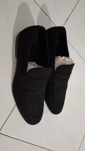 Sepatu H&M black suede pantofel size 42 sepatu pria