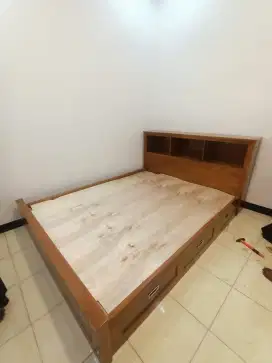 Dipan tempat tidur kayu jati