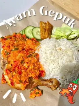 Penjaga foodcort/kios ayam goreng pedas