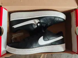 Sepatu Casual Nike Court Royale II - Hitam Putih