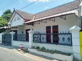 Rumah di Sumber